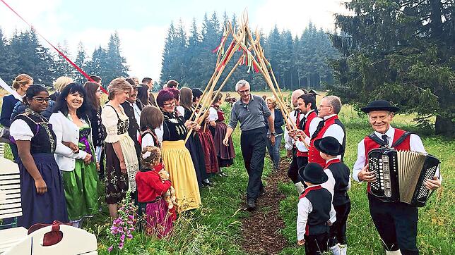 Mitglieder des Heimatvereins Schönwald nehmen in Tracht an Dreharbeiten zu der Fernsehserie „Die Fallers“ teil.