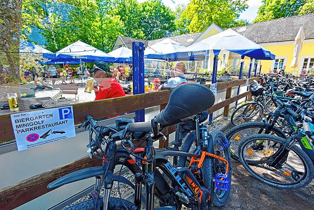Der Ansturm insbesondere von Fahrradfahrern war an Christi Himmelfahrt auf den Biergarten im Donaueschinger Park riesengroß. Sechs ...