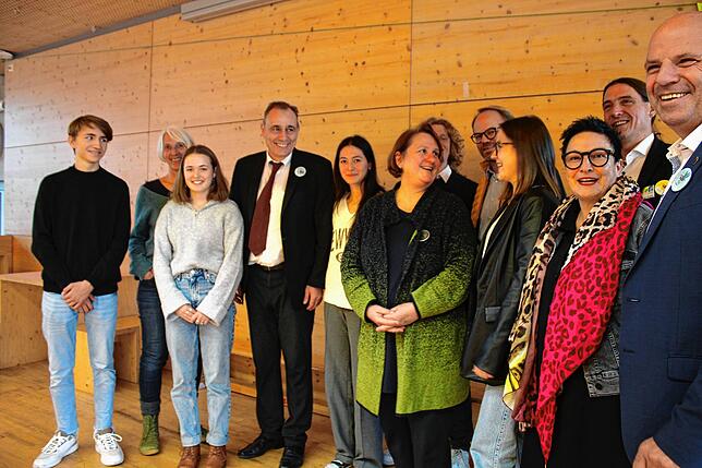 Schüler Raphael Finkbeiner und Lara Apfelbacher (v.l vorne) mit Grünen-Gemeinderätin Christine Heimpel (hinten), Bildungsbürgermeister ...