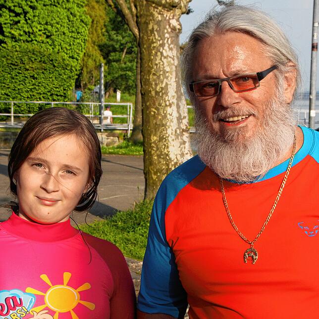 Udo Lutter und seine Tochter Sophia sorgen sich um die Schwäne.