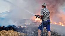 Harald Zolg griff noch vor der Feuerwehr beherzt zum Schlauch, um den Brand auf seinem Weizenfeld zu löschen.
