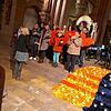 Die Trauergruppe der Caritas trägt in der Herz-Jesu-Kirche in Singen das Lied &bdquo;Ich schenk Dir einen Regenbogen&ldquo; vor. Bild: ...