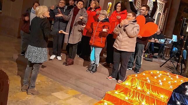 Die Trauergruppe der Caritas trägt in der Herz-Jesu-Kirche in Singen das Lied &bdquo;Ich schenk Dir einen Regenbogen&ldquo; vor. Bild: ...
