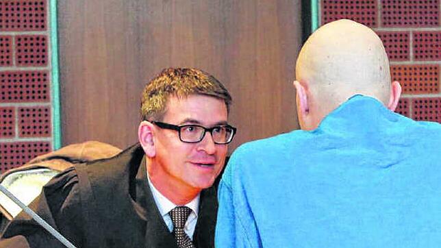 (Archivbild) Der damals 33-Jährige steht beim Prozess im Januar 2014 vor seinem Pflichtverteidiger Nicolas Doubleday.