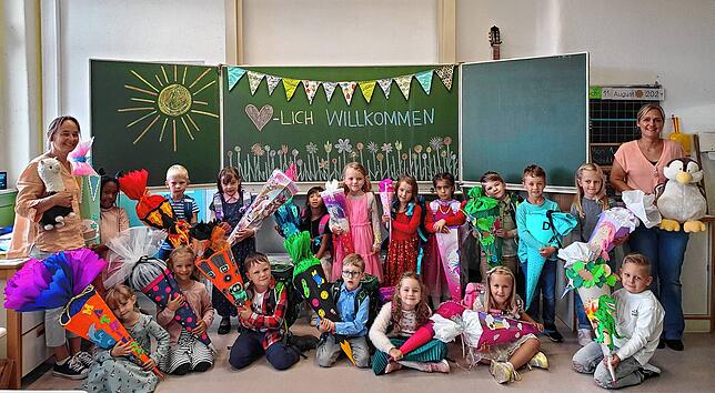 An der Storchenschule in Böhringen wurden kürzlich die neuen Erstklässler eingeschult. Auf dem Bild zu sehen sind die Klassen 1a und 1b ...