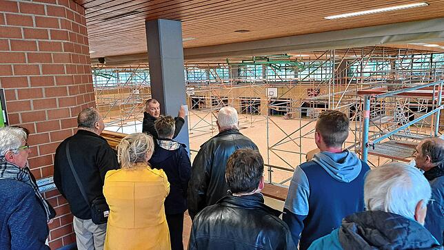 Bei der Sanierung der Seebodenhalle wird lediglich die äußere Gebäudehülle saniert, nicht das Innenleben. Die Kostenschätzung liegt bei ...