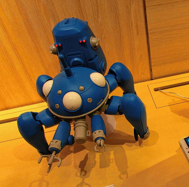 Auch den blaue, spinnenartige Roboter gibt's im Kaufhaus Takashimaya in Tokio.