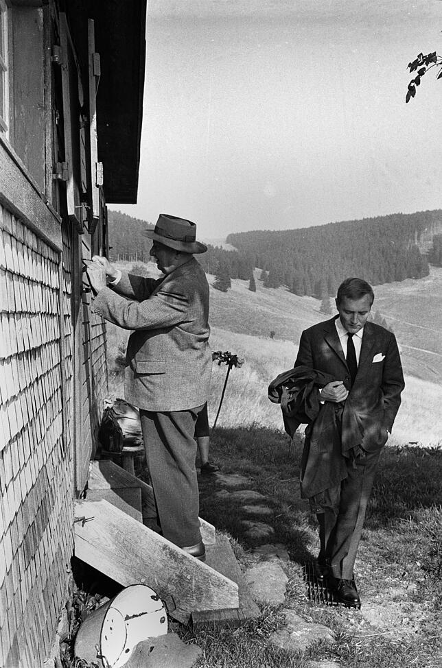 Damals: Spiegel-Chefredakteur Rudolf Augstein (rechts) vor der Hütte. Der Hausherr schließt auf. Bild: bpk/Digne Marcovicz