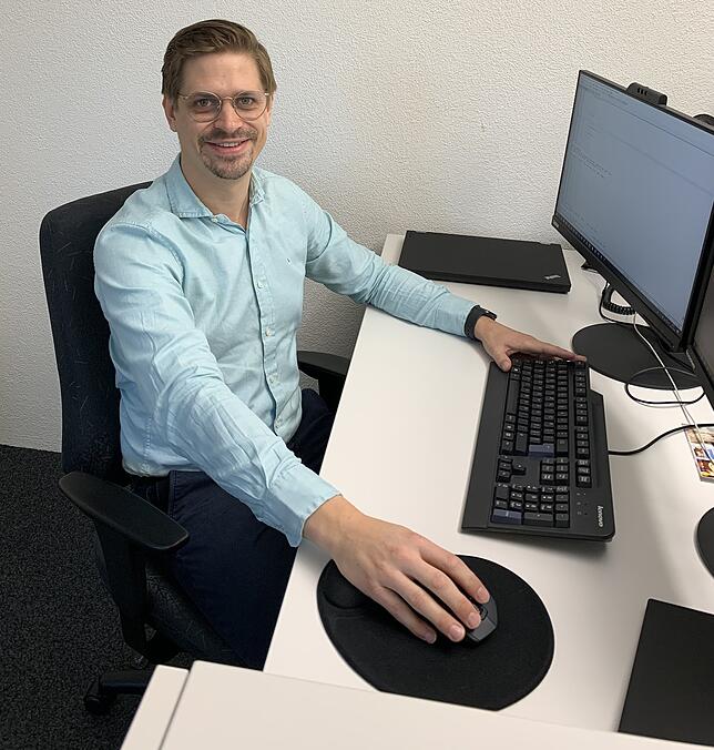Marcel Sambale an seinem Arbeitsplatz