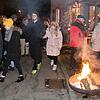 Viele offene Feuer und auch Glutschalen sprühen Funken in die Höhe und sorgen in der Innenstadt für eine heimelige, adventliche Stimmung.