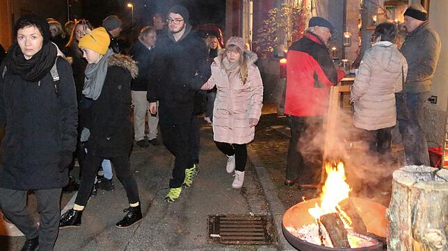 Viele offene Feuer und auch Glutschalen sprühen Funken in die Höhe und sorgen in der Innenstadt für eine heimelige, adventliche Stimmung.