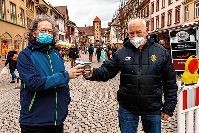 Erster Einkaufssamstag im März in Villingen nach der Lockerung des Corona Shutdowns. Der gebürtige Villinger, Uli Bülow (rechts) kommt ...