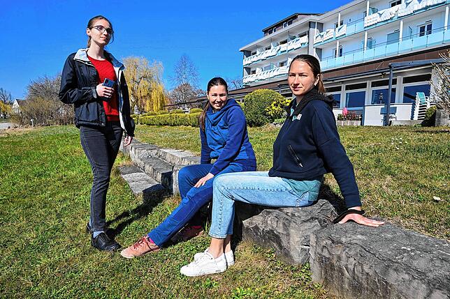 Die drei Flüchtlinge aus der Ukraine Marharyty Sevina (v.l), Yuliia Yermonava und Iryna Oskalenko sitzen vor dem Hotel Seeterrasse am ...