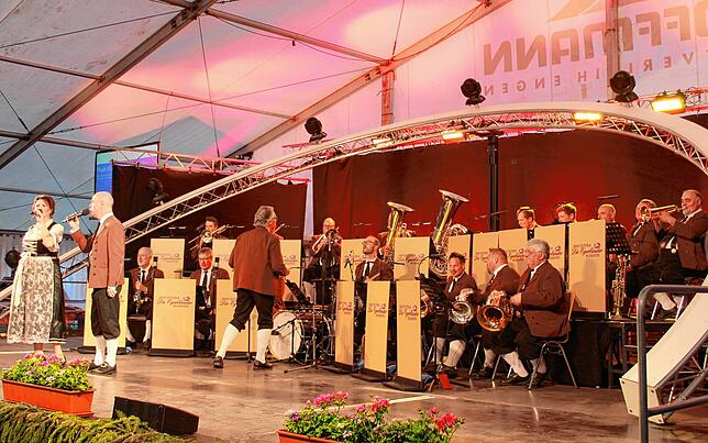 Katharina Praher und Nik Loris bilden mit ihrem Gesang ein wichtiges Element der Egerländer Musik.Sie begleiten das Orchester seit 2002.