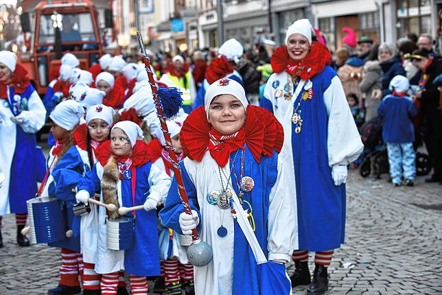 Bild 12: Fasnetmontag in Villingen: Bilder vom blau-weißen  Glonkiumzug