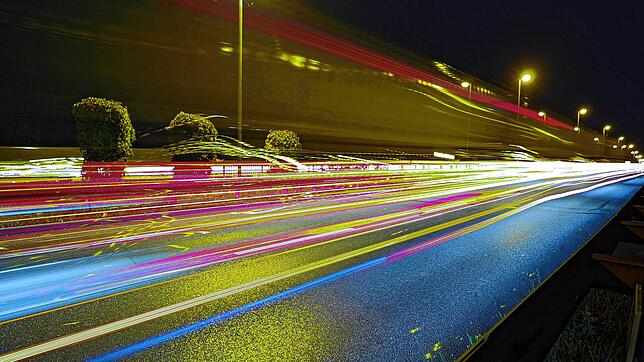 (Archivbild) Wie hell soll hier künftig die Straße beleuchtet werden? Und können neue LED-Lampen runterdimmen, wenn die nasse Straße ...