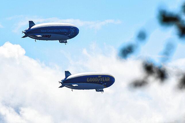Zwei Zeppeline NT ziehen ihre Runden über Friedrichshafen.