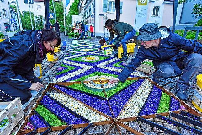 Bild 28: Hüfinger feiern ihr Fronleichnamsfest auch mit stark verkürzten Blumenteppichen