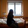 Eine Mutter findet in einem Frauenhaus Zuflucht: Für viele ist diese Option die letzte Rettung aus einer von Gewalt und Drohungen ...