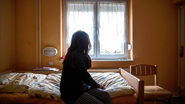 Eine Mutter findet in einem Frauenhaus Zuflucht: Für viele ist diese Option die letzte Rettung aus einer von Gewalt und Drohungen ...