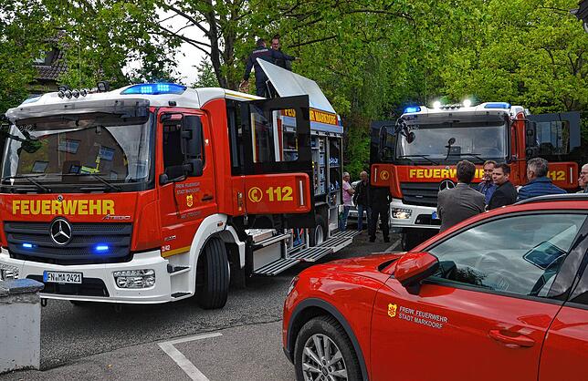 Zwei neue Löschfahrzeuge werden im Juli 2021 den Stadträten auf dem Stadthallen-Parkplatz präsentiert.