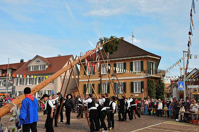 Bild 32: Beste Einblicke zum Narrenbaumsetzen in Markdorf – so feiert die Stadt!