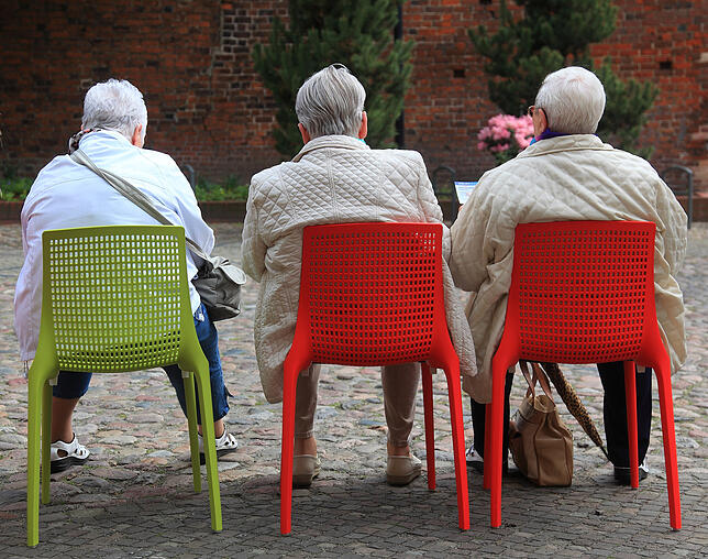 Die Nachbarschaftshilfe leistet älteren Menschen Gesellschaft und hilft im Alltag und gegen Einsamkeit. (Symbolbild)