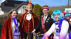 Die Honoratioren beim Umzug in Schönau-Bertzdorf. Das Bild zeigt (von links) Prinzessin Maria (Opitz-Hieronymus), Prinz Enrico (Opitz), ...
