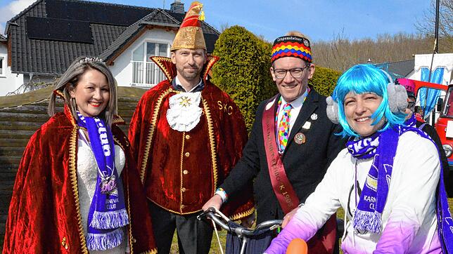Die Honoratioren beim Umzug in Schönau-Bertzdorf. Das Bild zeigt (von links) Prinzessin Maria (Opitz-Hieronymus), Prinz Enrico (Opitz), ...