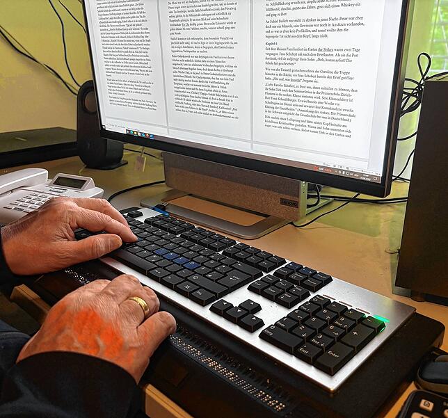 Martin Mischler nutzt für das Schreiben seiner Romane eine Tastatur mit Braillezeile (unten).