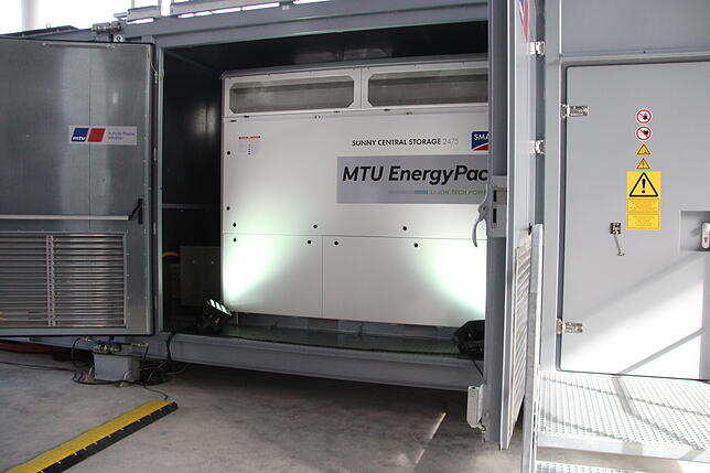 Blick in den Batteriecontainer des MTU-Microgrids, wo die Energie gespeichert wird.