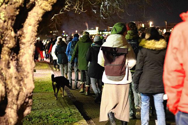 Bild 3: Kundgebung gegen Querdenker auf der Marktstätte, Versammlung der Spaziergänger am Augustinerplatz: Hunderte Menschen beteiligen sich am Montag an Demonstrationen in Konstanz