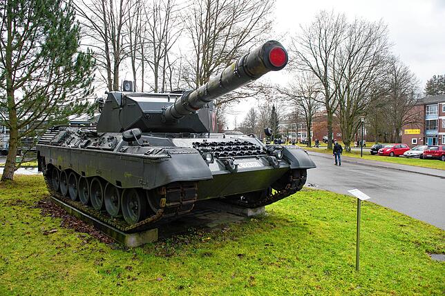 Ein „Leopard 1“ (in einer späten Ausführung mit geschweißtem Turm) steht in der früheren Graf-Stauffenberg-Kaserne in ...