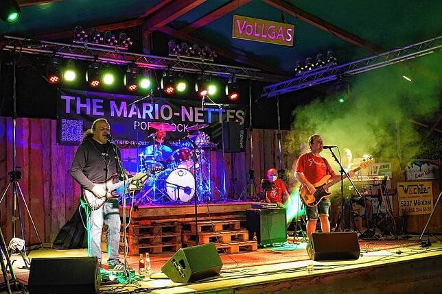 Gänsehaut: Schon am Freitagabend lockte die Band The Mario Nettes aus Schopfheim über 550 Zuhörer hinauf zur Festwiese nach Grunholz und ...