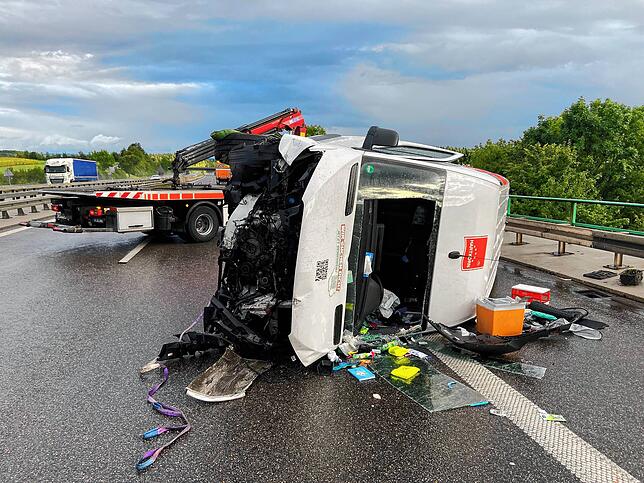 Bild des Schreckens: Ein Kleinlaster liegt nach einem Unfall am Nachmittag des 9.9.2024 zertrümmert auf der A81. Die Fahrerin hat sich ...