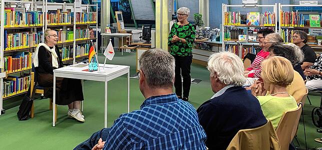 In der Stadtbibliothek finden regelmäßig Lesungen statt, wie hier mit Ursula Gräfe (am Tisch).
