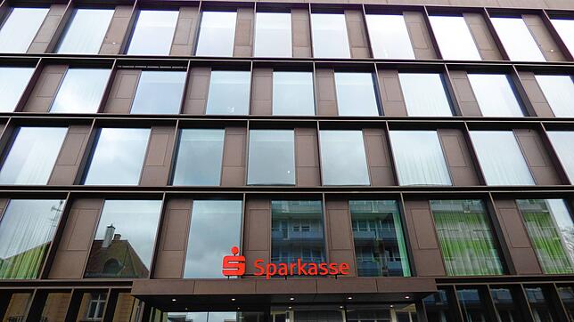 Der Eingangsbereich der Sparkasse Hegau-Bodensee in Singen auf einem Archivbild.