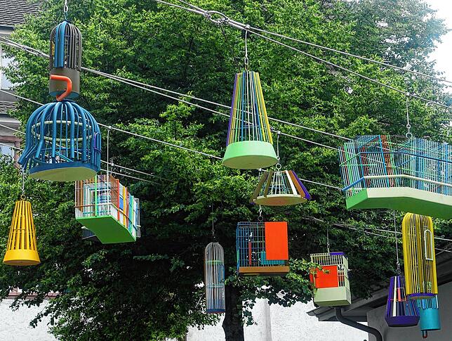 Ein Himmel voller schwebender Vogelkäfige: Die Installation von Tobias Rehberger im Hof der Fondation Beyeler in Riehen ist ein ...