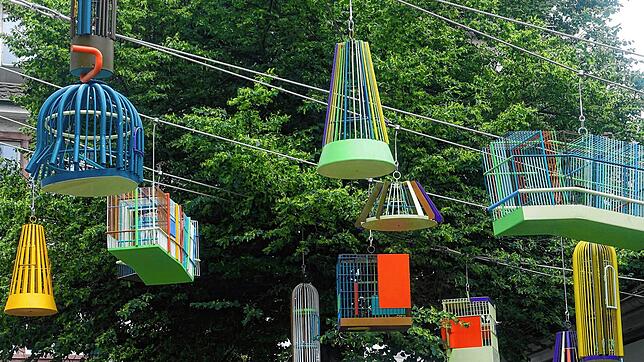Ein Himmel voller schwebender Vogelkäfige: Die Installation von Tobias Rehberger im Hof der Fondation Beyeler in Riehen ist ein ...