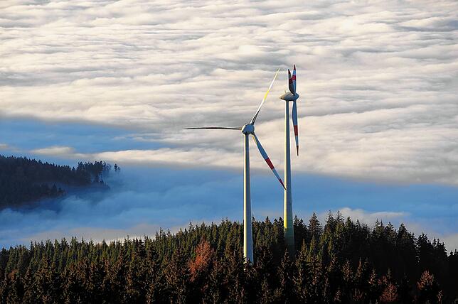 Oberhalb von Freiburg am Schauinsland stehen diese Windräder bei der Holzschlägermatte.