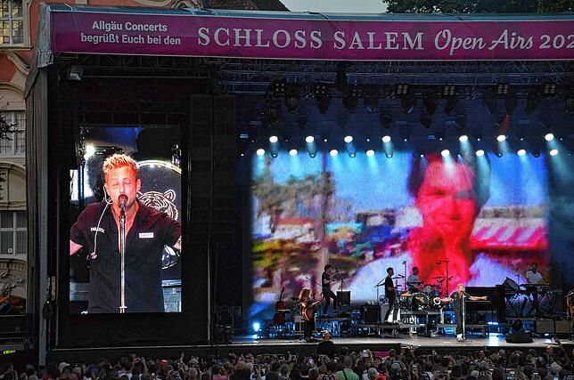 Ryan Tedder von OneRepublic stand am Samstagabend im Schlossgarten auf der Bühne.