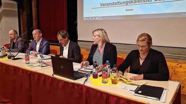 Die Vertreter der Stadtverwaltung (von links) City-Manager Daniel Limberger, Bürgermeister Jonathan Berggötz, Hauptamtsleiter Markus ...