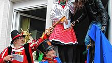 Aacher Zunftmeister Daniel Dieterle musste bei Rätin Simone Hornstein (oben von links) und Hauptamtsleiter Florian Rapp lange um den ...