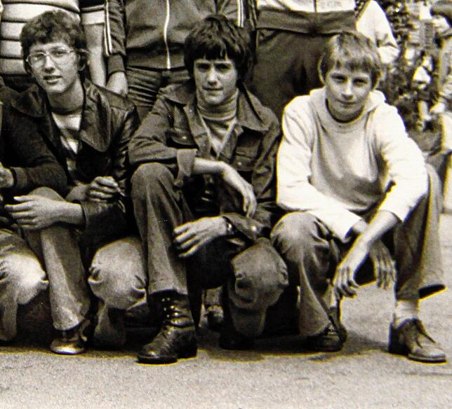 Thomas Henkelmann 1976 (Mitte) wurde mit seiner Schulmannschaft Kreismeister. Mit auf dem Bild Holger Göpfert (links) und Uli Fleig ...