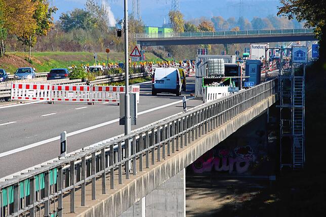 Die Fahrbahn in Richtung Lindau ist derzeit gesperrt. Hier laufen die Arbeiten für den Austausch der Übergangskonstruktion.
