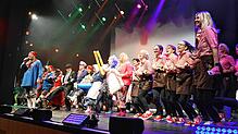 Großes Finale beim Narrenspiegel der Poppele in der Singener Stadthalle. Links im Bild Zunftmeister Stephan Glunk.