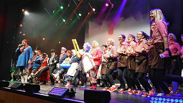 Großes Finale beim Narrenspiegel der Poppele in der Singener Stadthalle. Links im Bild Zunftmeister Stephan Glunk.