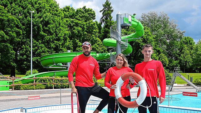 Die ganzjährig angestellten Mitglieder des Freibadteams Lauchringen freuen sich auf die Saison 2025 (v. l.): Chergui Abderrahman ...