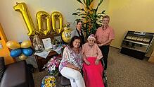 Melanie Moser (zweite von rechts) ist am 13. Juli stolze 100 Jahre alt geworden. Heute lebt sie in der Donauresidenz. Für Pflegerin ...