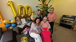 Melanie Moser (zweite von rechts) ist am 13. Juli stolze 100 Jahre alt geworden. Heute lebt sie in der Donauresidenz. Für Pflegerin ...
